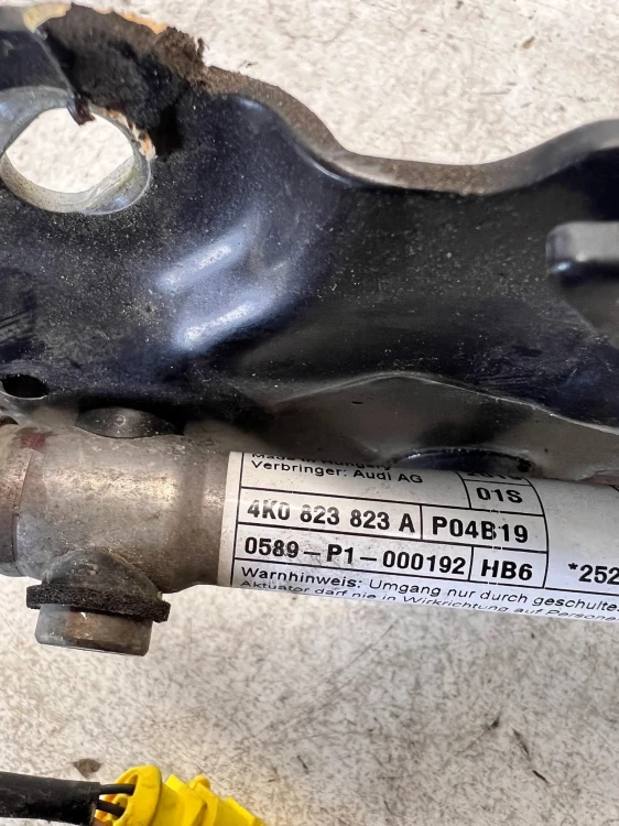 NAKŁADKA OSŁONA ZAWIASU MASKI PRAWA AUDI A6 C8 4K0823302A 4K0823823A