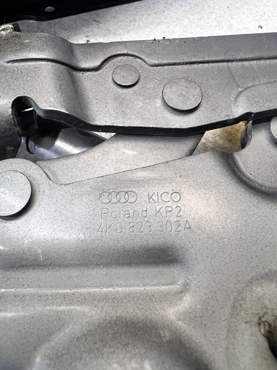 NAKŁADKA OSŁONA ZAWIASU MASKI PRAWA AUDI A6 C8 4K0823302A 4K0823823A