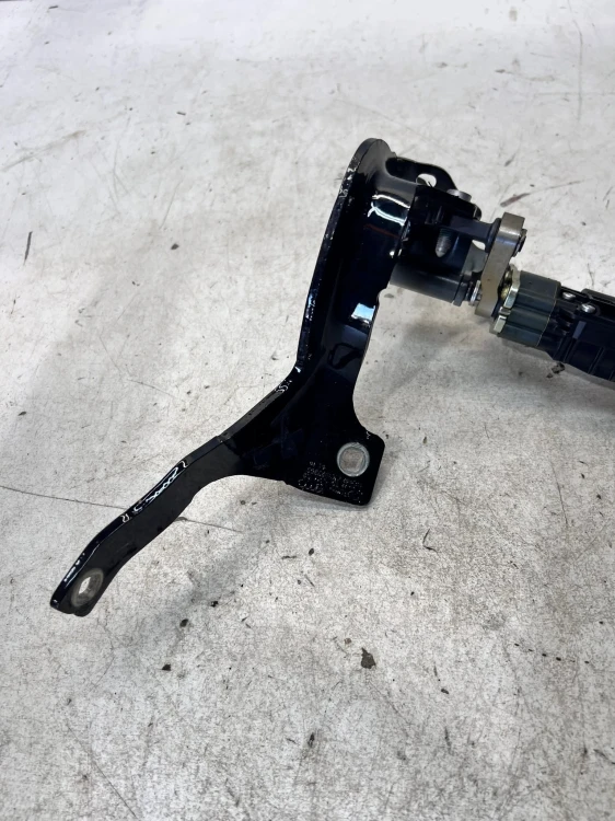 ZAWIAS SILNIKCZEK KLAPY TYŁ PRAWY AUDI A6 C8 4K9827852B 4K9827300A