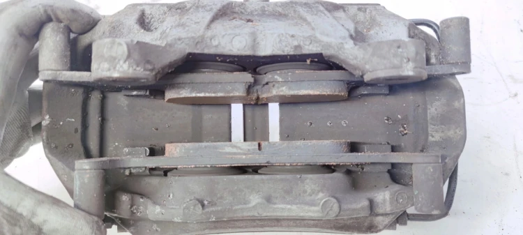 ZACISK HAMULCOWY PRAWY PRZÓD AUDI A4 A5 8W06CC 972