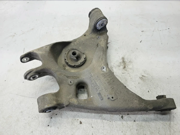 WAHACZ ALUMINIOWY LEWY TYŁ A4 B6 B7 8E0505311AE