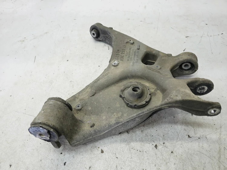 WAHACZ ALUMINIOWY LEWY TYŁ A4 B6 B7 8E0505311AE