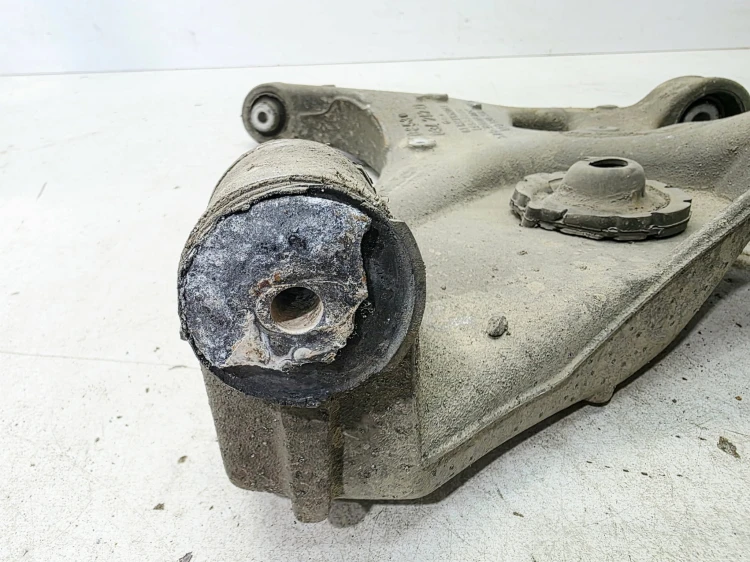 WAHACZ ALUMINIOWY LEWY TYŁ A4 B6 B7 8E0505311AE