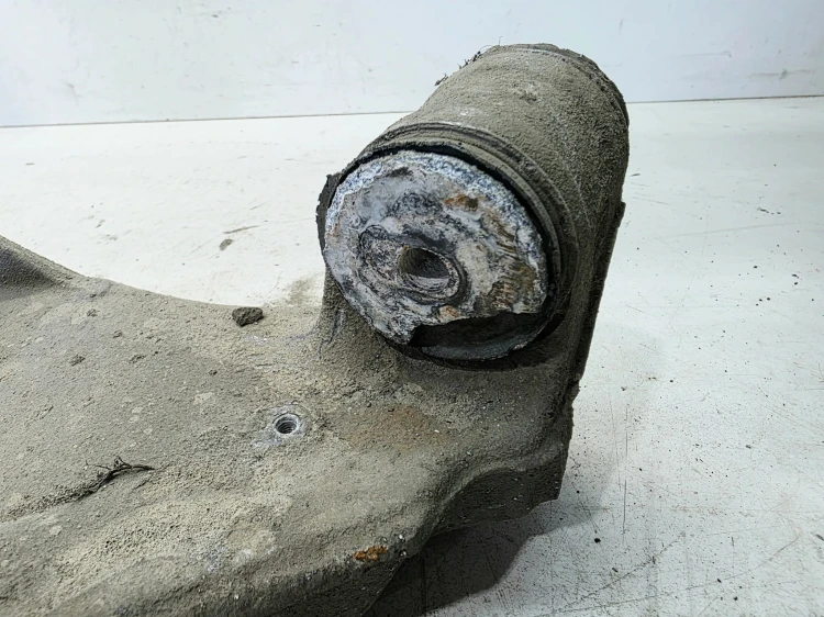 WAHACZ ALUMINIOWY LEWY TYŁ A4 B6 B7 8E0505311AE