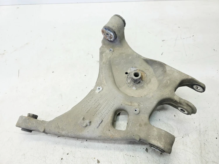 WAHACZ ALUMINIOWY PRAWY TYŁ A4 B6 B7 8E0505312AE