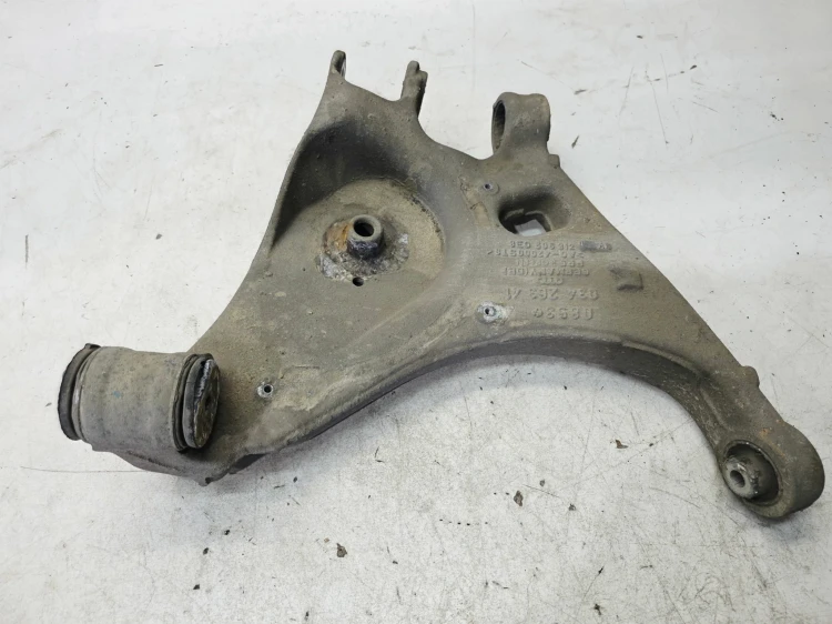 WAHACZ ALUMINIOWY PRAWY TYŁ A4 B6 B7 8E0505312AE