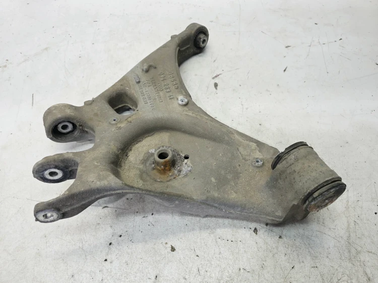 WAHACZ ALUMINIOWY PRAWY TYŁ A4 B6 B7 8E0505312AE