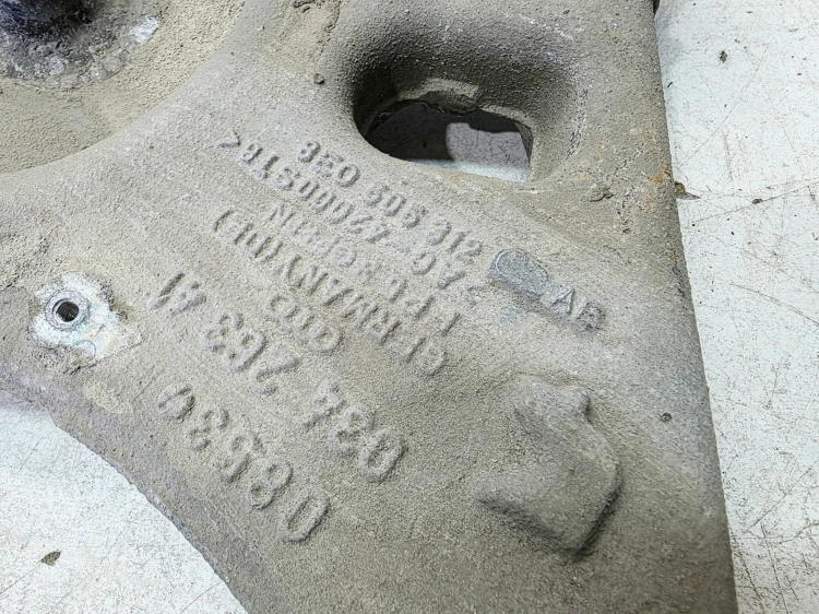 WAHACZ ALUMINIOWY PRAWY TYŁ A4 B6 B7 8E0505312AE