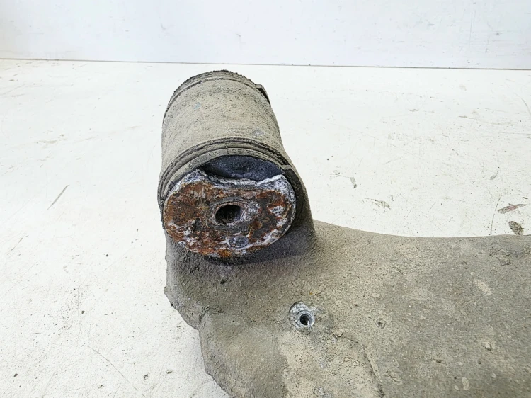 WAHACZ ALUMINIOWY PRAWY TYŁ A4 B6 B7 8E0505312AE