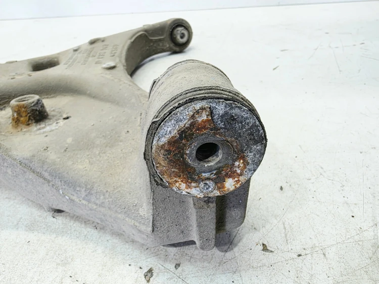 WAHACZ ALUMINIOWY PRAWY TYŁ A4 B6 B7 8E0505312AE