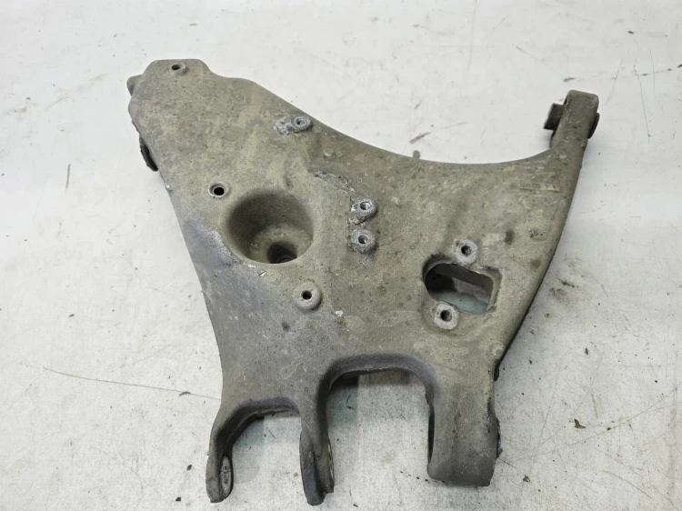 WAHACZ ALUMINIOWY PRAWY TYŁ A4 B6 B7 8E0505312AE