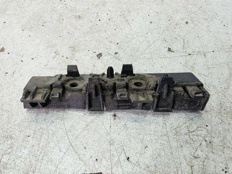 UCHWYT MOCOWANIE LISTWY PRAWY PRZÓD AUDI A6 C8 4K0853922