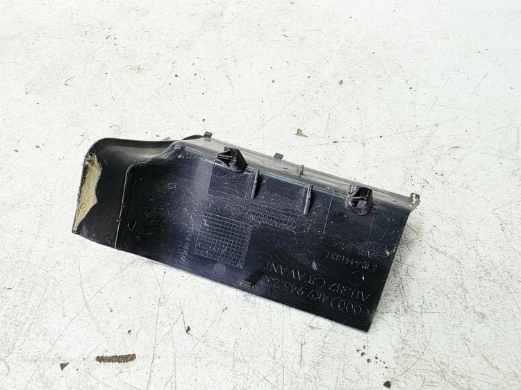 ZAŚLEPKA OSŁONA LAMPY LEWY TYŁ AUDI A6 C8 AVANT 4K9945253