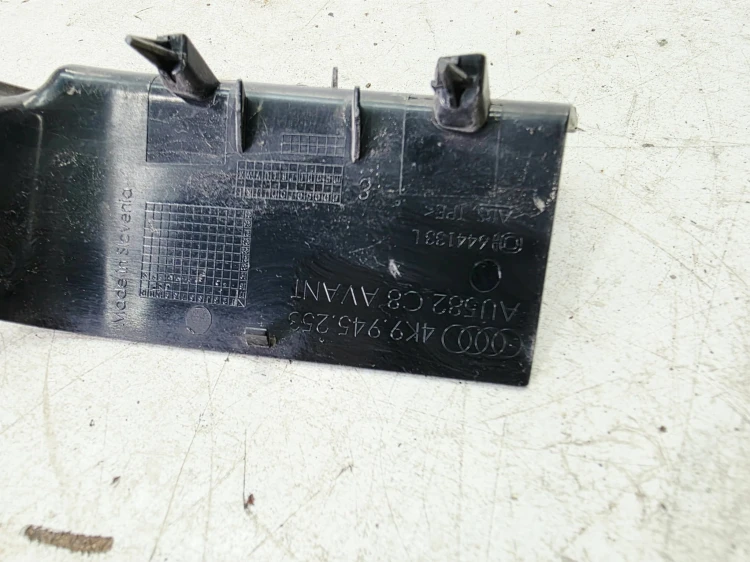 ZAŚLEPKA OSŁONA LAMPY LEWY TYŁ AUDI A6 C8 AVANT 4K9945253