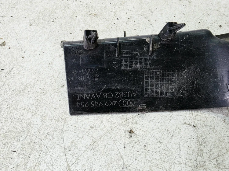 ZAŚLEPKA OSŁONA LAMPY PRAWY TYŁ AUDI A6 C8 AVANT 4K9945254