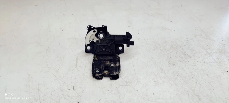 ZAMEK KLAPY TYŁ AUDI A3 A4 B8 A5 A6 Q7 8P4827505C