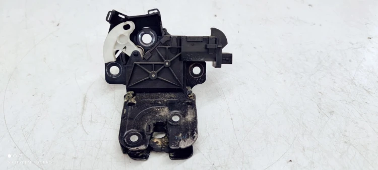 ZAMEK KLAPY TYŁ AUDI A3 A4 B8 A5 A6 Q7 8P4827505C