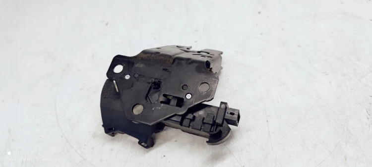 ZAMEK KLAPY TYŁ AUDI A3 A4 B8 A5 A6 Q7 8P4827505C