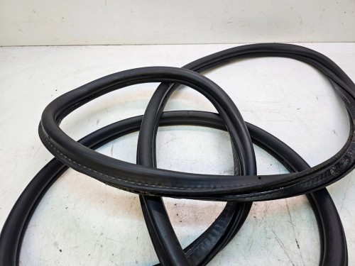 USZCZELKA KLAPY BAGAŻNIKA AUDI A4 B6 B7 AVANT 8E9827705P