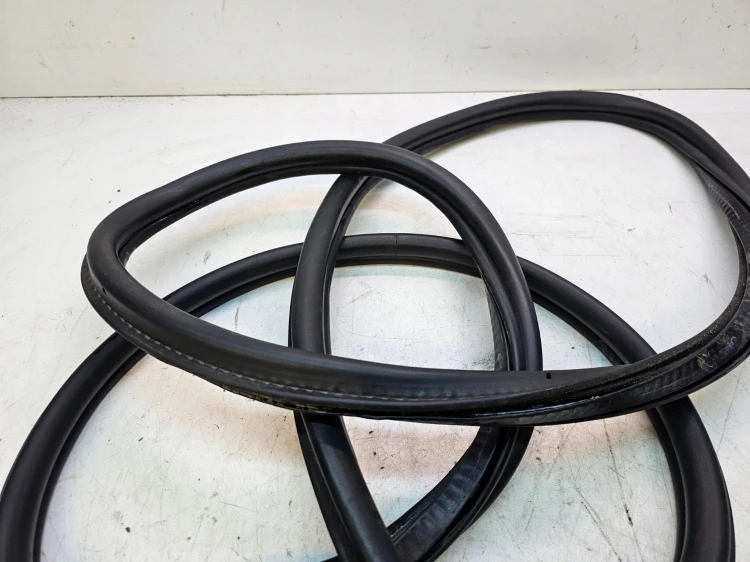 USZCZELKA KLAPY BAGAŻNIKA AUDI A4 B6 B7 AVANT 8E9827705P