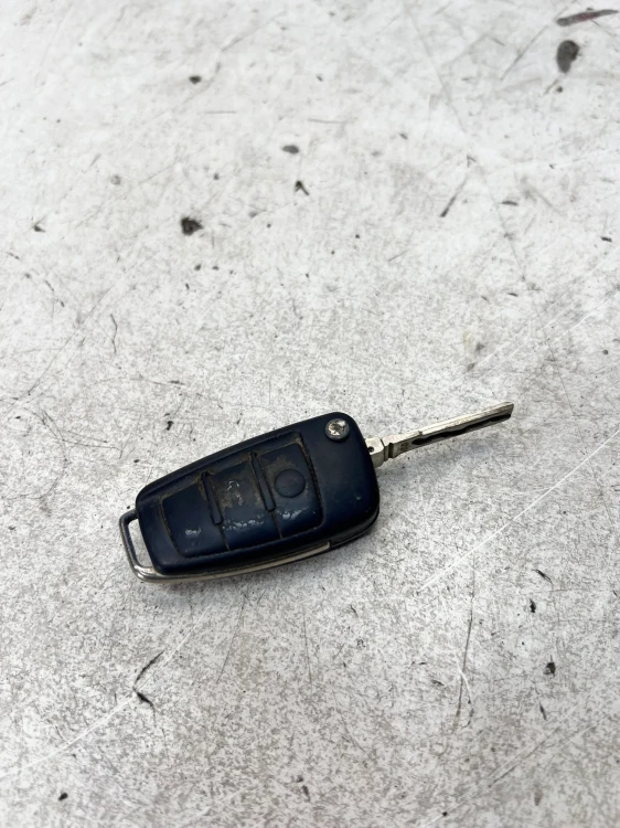 KLUCZYK PILOT SCYZORYK AUDI A4 B7 8E0837220E 1/26