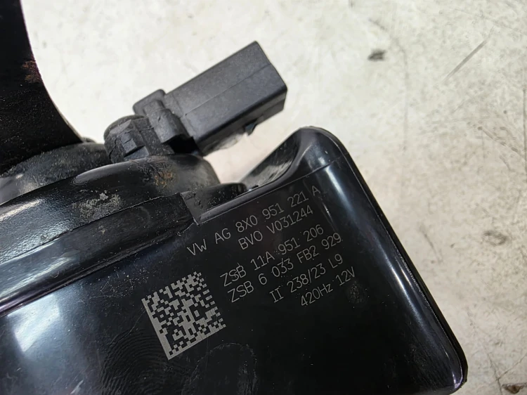 KLAKSON SYGNAŁ LOW LEWY AUDI Q4 E-TRON 8X0951221A 11A951107
