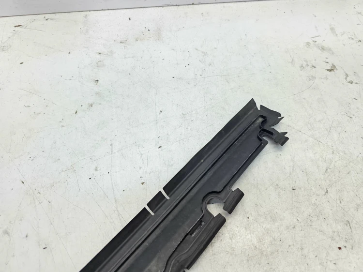 WLOT KIEROWNICA POWIETRZA PASA AUDI A6 C8 4K0121285