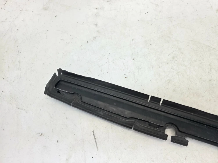 WLOT KIEROWNICA POWIETRZA PASA AUDI A6 C8 4K0121285