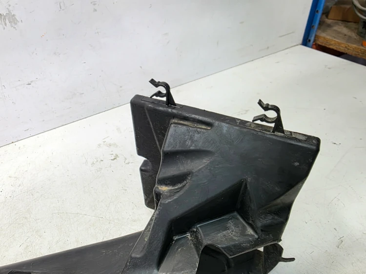 KIEROWNICA POWIETRZA LEWA AUDI A4 B7 3.0 TDI 8E0117335Q