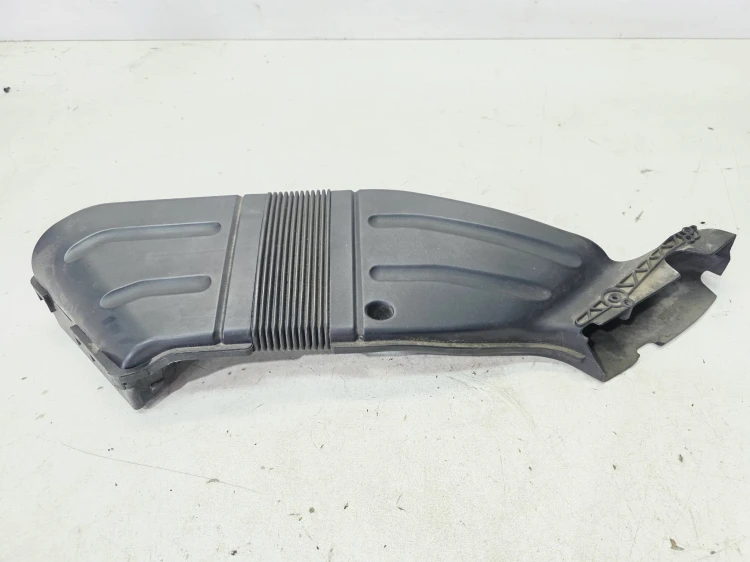 WLOT DOLOT POWIETRZA Z PASA PRZEDNIEGO AUDI A4 B7 8E0129618H 8E0129617D