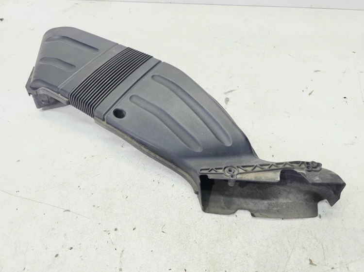 WLOT DOLOT POWIETRZA Z PASA PRZEDNIEGO AUDI A4 B7 8E0129618H 8E0129617D