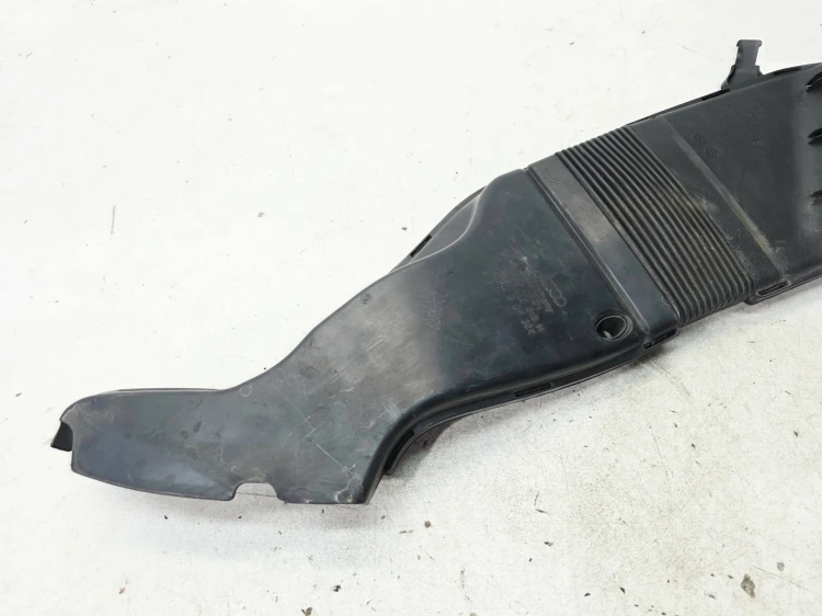 WLOT DOLOT POWIETRZA Z PASA PRZEDNIEGO AUDI A4 B7 8E0129618H 8E0129617D