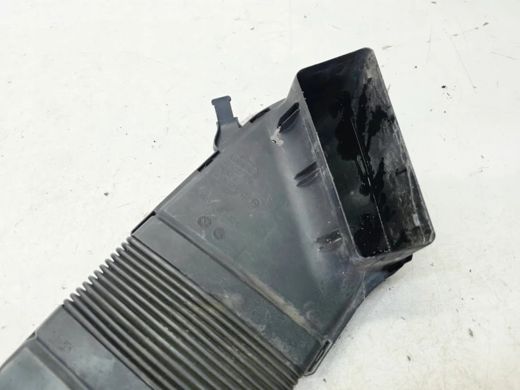 WLOT DOLOT POWIETRZA Z PASA PRZEDNIEGO AUDI A4 B7 8E0129618H 8E0129617D