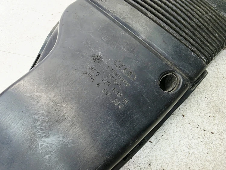 WLOT DOLOT POWIETRZA Z PASA PRZEDNIEGO AUDI A4 B7 8E0129618H 8E0129617D