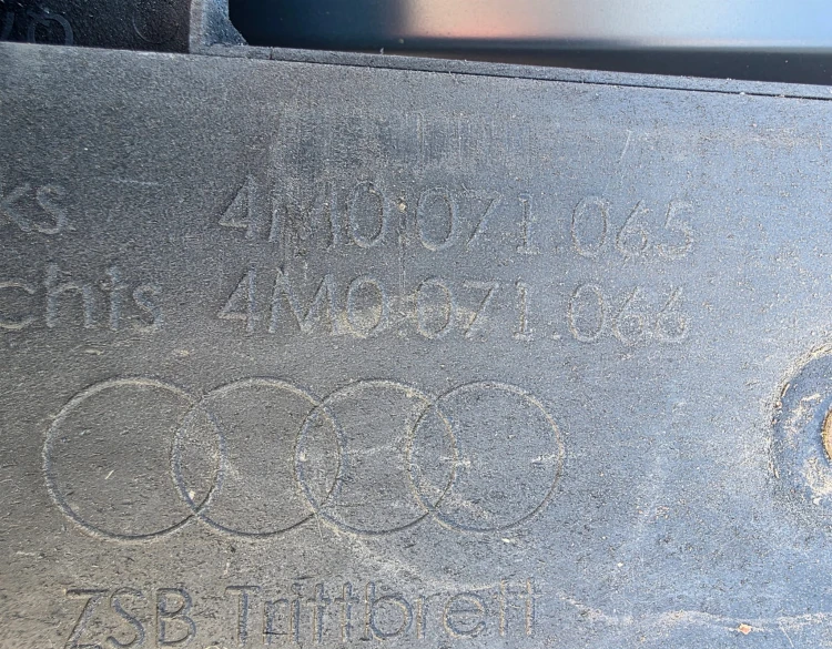 STOPIEŃ BOCZNY PODSTOPNICA AUDI Q7 4M + OSŁONY 4M0071066 4M0071065 KOMPLET
