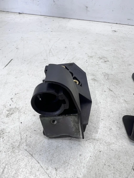 ZAMEK OPARCIA FOTELA PRAWY TYŁ AUDI A4 B7 8E0885880