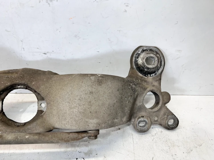 MOCOWANIE ŁAPA PODPORA SKRZYNI BIEGÓW AUDI A4 B6 B7 8E0399263AG