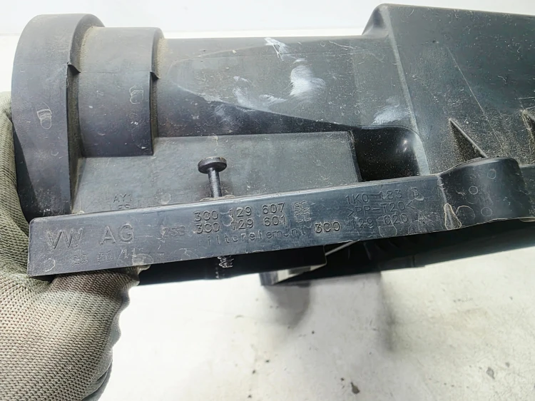 OBUDOWA FILTRA POWIETRZA GÓNA CZĘŚĆ AUDI A3 8P 3C0129607BC
