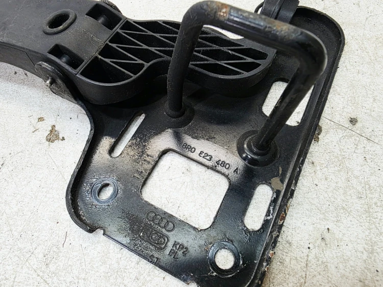 ZAMEK Z MASKI RYGIEL AUDI Q5 8R 8R0823480A