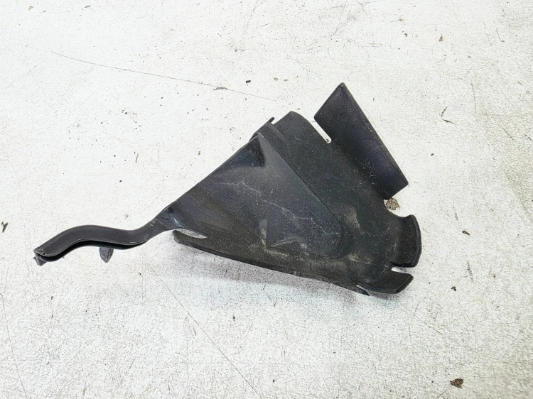 KIEROWNICA POWIETRZA Z PASA PRZEDNIEGO PRAWA AUDI A4 B9 A5 8W 8W0121674B