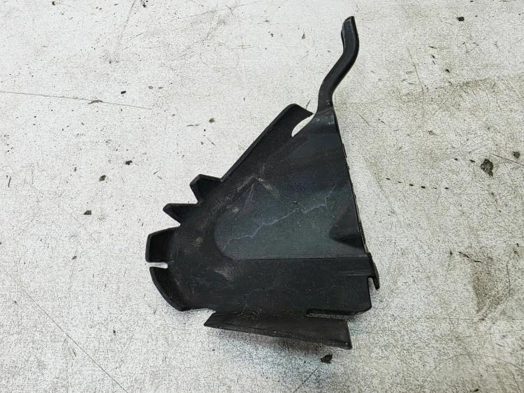 KIEROWNICA POWIETRZA Z PASA PRZEDNIEGO PRAWA AUDI A4 B9 A5 8W 8W0121674B