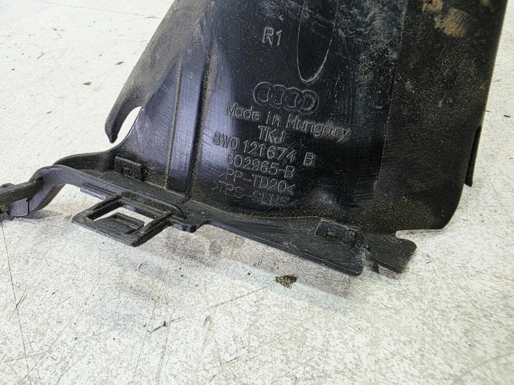 KIEROWNICA POWIETRZA Z PASA PRZEDNIEGO PRAWA AUDI A4 B9 A5 8W 8W0121674B