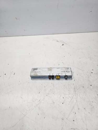 WZMACNIACZ ANTENOWY AUDI A4 B6 B7 AVANT 8E9035225P