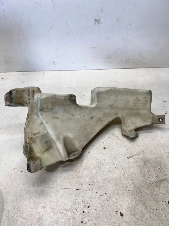 ZBIOERNIK PŁYNU DO SPRYSKIWACZY AUDI A4 B7 8E0955451AN