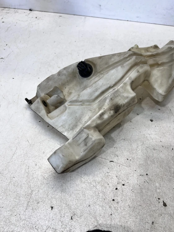 ZBIOERNIK PŁYNU DO SPRYSKIWACZY AUDI A4 B7 8E0955451AN