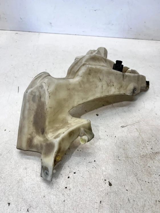 ZBIOERNIK PŁYNU DO SPRYSKIWACZY AUDI A4 B7 8E0955451AN