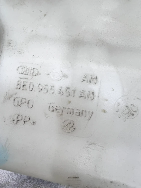 ZBIOERNIK PŁYNU DO SPRYSKIWACZY AUDI A4 B7 8E0955451AN