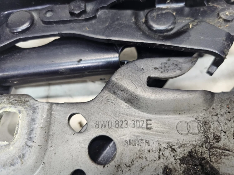 ZAWIAS MASKI PRAWY AUDI A4 B9 8W0823302E ORYGINAŁ