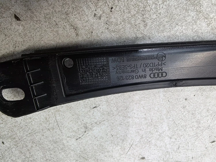 LISTWA USZCZELKA MASKI AUDI A4 B9 8W0823126