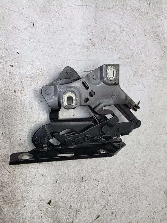ZAWIAS MASKI LEWY AUDI A4 B9 A5 8W 8W0823301E ORYGINAŁ